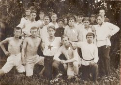 Футбольная команда деревни Волково в 20-е годы. Третий в первом ряду Сурков А.А.