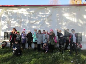 Ученики Середневской школы у памятника павшим односельчанам в Волково
